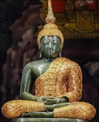 Dans quel pays peut-on admirer le "Bouddha d'émeraude", statue haute de 76,2 cm habituellement vêtue d'or ?