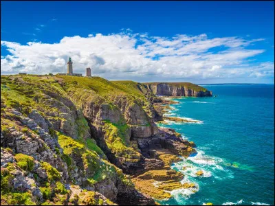 Au coeur de quelle région la côte d'Émeraude est-elle située ?