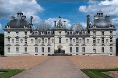 Près de quelle ville le château de Cheverny, qui a inspiré Hergé pour la création de Moulinsart, se trouve-t-il ?
