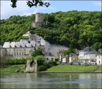 En bordure de quel fleuve verrez-vous le village de La-Roche-Guyon connu pour son château dominé par un donjon médiéval ?