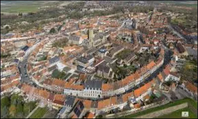 Près de quelle ville irez-vous pour visiter la petite ville de Bergues, place fortifiée par Vauban ?