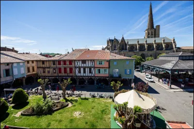Dans quel département irez-vous pour visiter la petite ville de Mirepoix, avec sa place centrale à arcades et sa cathédrale ?