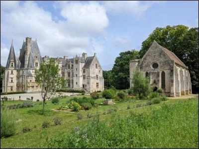 Près de quelle ville irez-vous pour voir le château renaissance de Fontaine-Henry ?