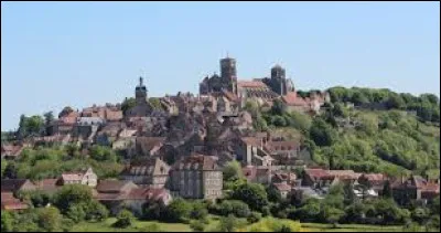 Dans quel département se trouve le village de Vézelay, dominé par sa basilique point de départ de l'une des principales voies de pèlerinage de Saint-Jacques-de-Compostelle ?