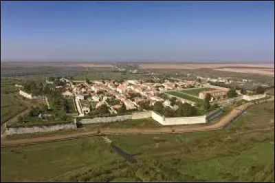 Dans quel département irez-vous pour voir le village de Brouage, ancienne place forte ?