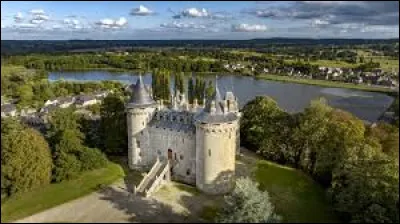La petite ville de Combourg, avec son château où a vécu Chateaubriand, se trouve dans le département de l'...