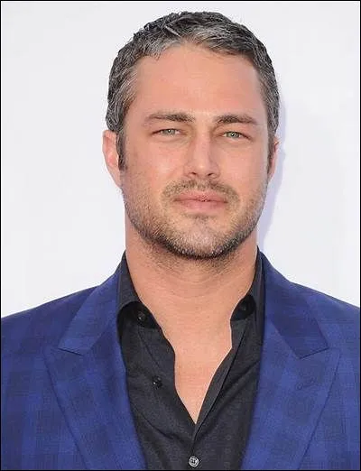 Dans quelle série Taylor Kinney incarne-t-il le lieutenant Kelly Severide ?