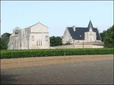 Vous avez sur cette image l'église et le château de Meux. Village Charentais-Maritime, il se situe en région ...