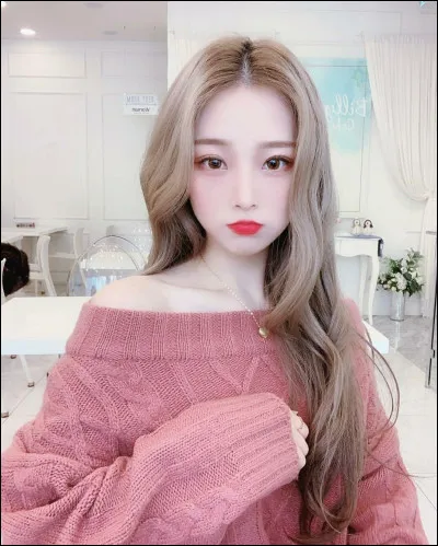 C'est l'après midi et tu te balades dans la ville. Soudain, tu croises une magnifique personne, que fais-tu ?