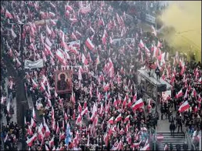 Quelle grande ville polonaise organise "La Marche de l'Indépendance" le 11 novembre ?