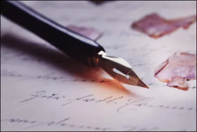 Comment appelle-t-on un ensemble de vers formant un paragraphe poétique ?