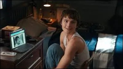 Dans la saison 1, avec qui sort Nathan ?