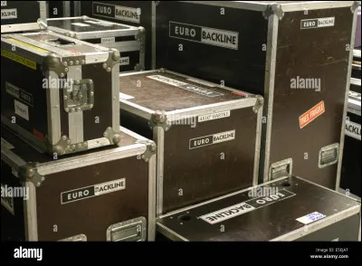 Comment te décrirais-tu en coulisses (sans public) ?