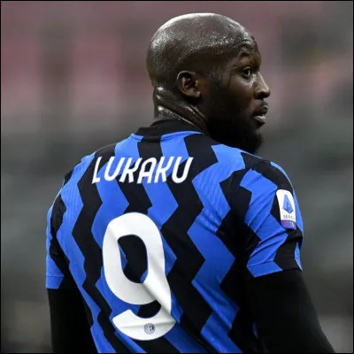 Pour quelle équipe nationale de football joue Romelu Lukaku, qui parle couramment français, néerlandais, lingala, anglais et italien ?