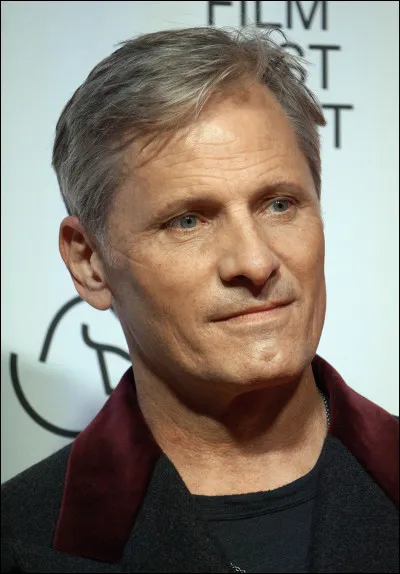 En plus de l'anglais, l'espagnol et le français, quelle autre langue l'acteur américain Viggo Mortensen parle-t-il couramment ?