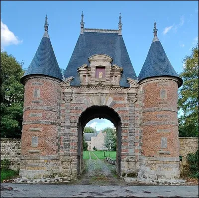 Dans quel département irez vous pour voir le château d'Auberville-la-Manuel accessible par trois porches monumentaux ?