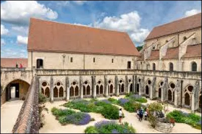 Dans quel département irez vous voir l'abbaye cistercienne de Noirlac ?
