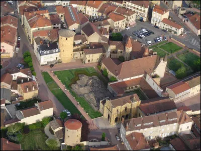Dans quel département irez vous pour visiter la petite ville de Charlieu avec ses maisons à pans de bois en encorbellements ?