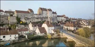 Dans quel département verrez vous le village de Pesmes, qui a conservé une partie de son enceinte médiévale ?