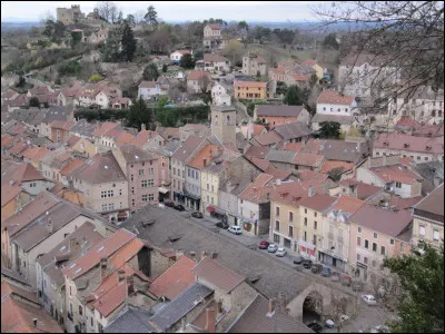 Dans quel département verrez vous la petite ville de Crémieu qui conserve de nombreuses maisons anciennes, des restes de fortifications et des halles couvertes du XVe siècle ?