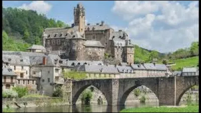 Dans quel département devrez vous aller pour voir le village d'Estaing ?