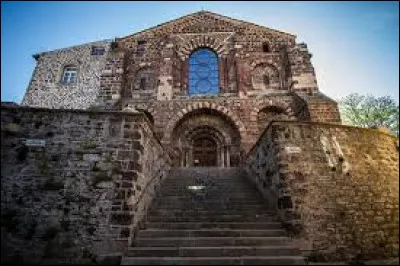 Dans quel département visiterez vous le bourg du Monastier-sur-Gazeille, situé à 950 m d'altitude ?