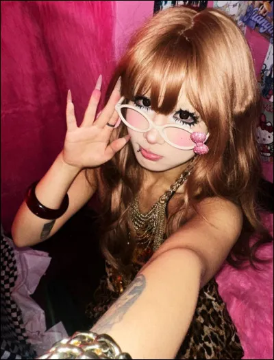 Quel accessoire est indispensable dans un look gyaru ?