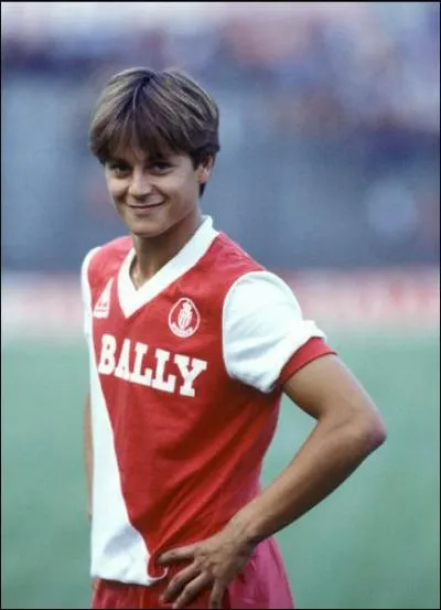 Il a gagn la Coupe des Coupe, la Coupe de France et le Championnat avec le PSG, c'est Daniel ...