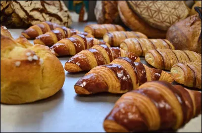 Tu es dans une boulangerie-pâtisserie et tu hésites devant la vitrine. Qu'est-ce que tu choisis ?