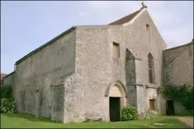 Nous sommes devant le prieuré de Vausse, à Châtel-Gérard. Village Icaunais, il se situe dans l'ancienne région ...