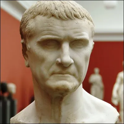 Sous la République romaine, quel terme désignant un groupe de fonctionnaires a été ensuite relié à des hommes politiques comme Crassus ou Lépide ?