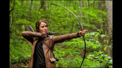 Que fait Katniss lors de sa première évaluation face aux juges ?