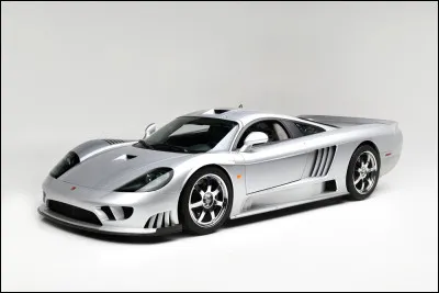 Contrairement à ses modèles précédents, la petite officine états-unienne s'est lancée sur un gros projet. Celui de concurrencer des marques renommées et reconnues sur le marché des supercars. Je vous présente une de leur itération. Pouvez-vous me donner son nom ?