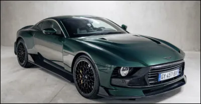 Hommage brutal et exclusif à un demi-siècle de tradition, ce coupé musclé marie l'élégance vintage d'un V12 hurlant à la pureté viscérale d'une boîte de vitesses manuelle. Comment s'appelle cette voiture ?
