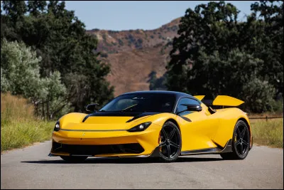 Héritière du plus grand carrossier italien, cette sportive est propulsée par une cavalerie électrique de 1900 chevaux et façonnée pour être la plus puissante voiture de route jamais construite en Italie. Quel nom est apposé sur cette voiture ?