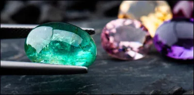 Après s'être échappé de l'île, que trouve-t-il dans une vallée profonde ?