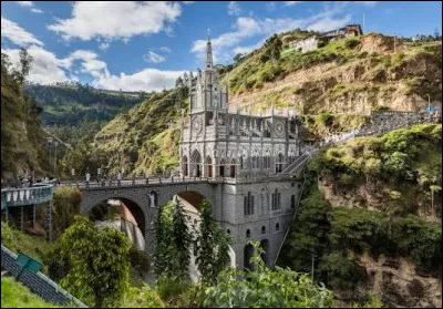 Enfin, j'y suis arriv&eacute;. Voil&agrave; le sanctuaire de Las Lajas : un des centres de p&egrave;lerinage les plus importants d'Am&eacute;rique du Sud. O&ugrave; suis-je ?