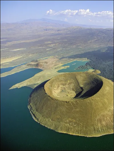 Le lac Turkana vaut le coup d'oeil. Il occupe une fraction de la vall&eacute;e du Grand Rift, et il est l'un des plus grands lacs alcalins au monde. O&ugrave; suis-je ?