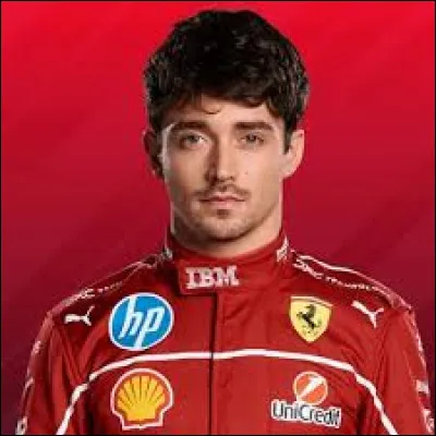 Parfois appelé "l'enfant Ferrari", ce pilote est le premier membre de la filière jeune pilote de l'écurie de Maranello à rejoindre ses rangs en 2019. En 2025 ce pilote cumulera déjà 6 ans d'expérience avec la Scuderia Ferrari. Comment s'appelle ce pilote ?
