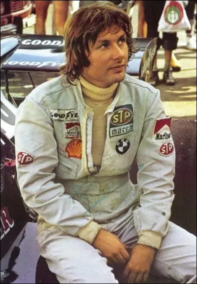Aujourd'hui, ce pilote est moins connu que ses compatriotes, mais "Godasse de plomb" était un pilote avec une longévité déconcertante. En effet, il a couru durant les décennies les plus mortelles de la Formule 1, mais malheureusement pour lui, les victoires ne se sont jamais présentées régulièrement. Qui est ce pilote ?