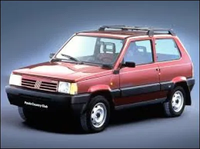 Quelle est la marque de cette voiture portant le nom "Panda" ?