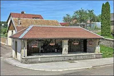 Voici la fontaine-lavoir-abreuvoir de Rondevillers. Village Doubien, il se situe dans l'ancienne région ...
