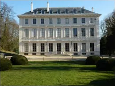 Je vous emmène au château de Thierry, à Ville-d'Avray. Ville Altoséquanaise, elle se situe en région ...