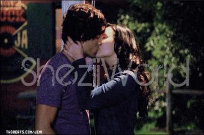 Est-ce que Mitchie embrasse Shane dans Camp Rock 2 ?