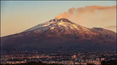 Le volcan "Etna", l�un des plus actifs d�Europe, se situe sur quelle &icirc;le ?
