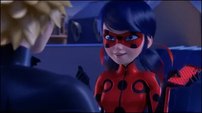 À quel appareil électronique sassimile le premier objet quinvoque Ladybug grâce à son pouvoir de Lucky Charm ?