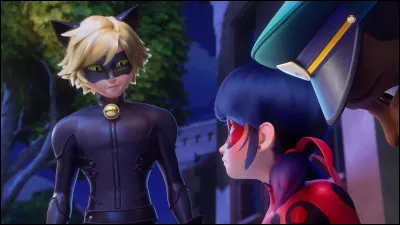 Un nouvel ennemi déjà introduit fait son retour : Ray bouscule Zoé, qui fait tomber son téléphone, puis séloigne avec ses acolytes, Loïc et Nelson, en déballant une viennoiserie quil mange. De quelle viennoiserie sest nourri Ray ?