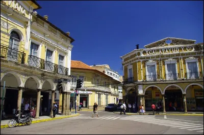 Quelle est cette langue andine, principalement parlée au Pérou et surtout en Bolivie, où elle a le statut de langue officielle ?