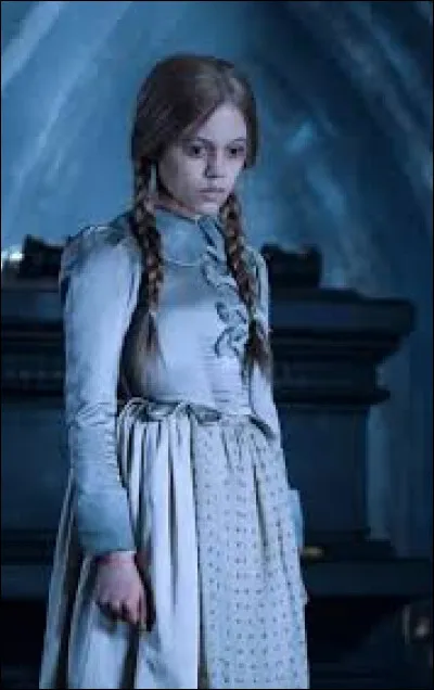 De quelle couleur sont ses yeux et ses cheveux ?