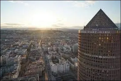 Dans quelle ville fran&ccedil;aise peut-on admirer la tour Part-Dieu ?